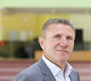 Sergejus Bubka apžiūrinėja lengvosios atletikos maniežą