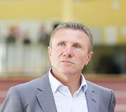 Sergejus Bubka apžiūrinėja lengvosios atletikos maniežą