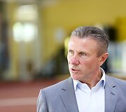 Sergejus Bubka apžiūrinėja lengvosios atletikos maniežą
