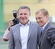 Sergejus Bubka apžiūrinėja lengvosios atletikos maniežą