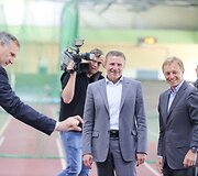 Sergejus Bubka apžiūrinėja lengvosios atletikos maniežą