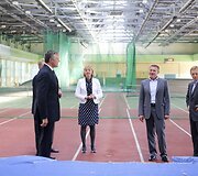 Sergejus Bubka apžiūrinėja lengvosios atletikos maniežą