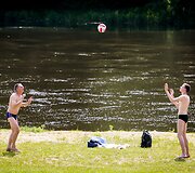 &Scaron;ilta vasaros pradžia vilniečių į paplūdimius dar nei&scaron;viliojo