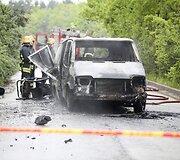 Sudegęs mikroautobusas įvykio vietoje