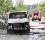 Sudegęs mikroautobusas įvykio vietoje