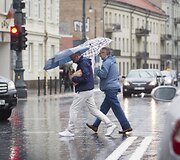 Lietus gaivina gamtą ir merkia praeivius