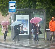 Lietus gaivina gamtą ir merkia praeivius