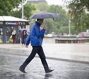 Lietus gaivina gamtą ir merkia praeivius
