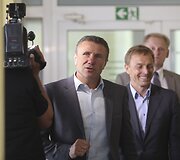 Sergejus Bubka apžiūrinėja lengvosios atletikos maniežą