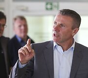 Sergejus Bubka apžiūrinėja lengvosios atletikos maniežą