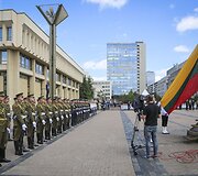 Valstybės vėliavos pakėlimo ceremonija Nepriklausomybės aik&scaron;tėje, Vilniuje