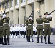 Valstybės vėliavos pakėlimo ceremonija Nepriklausomybės aik&scaron;tėje, Vilniuje