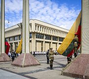 Valstybės vėliavos pakėlimo ceremonija Nepriklausomybės aik&scaron;tėje, Vilniuje