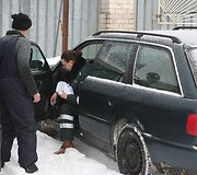 Policija apžiūri žuvusiojo automobili