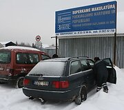 Policija apžiūri žuvusiojo automobili