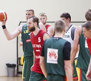 Lietuvos vyrų krep&scaron;inio rinktinės pirmoji treniruotė krep&scaron;inio salėje