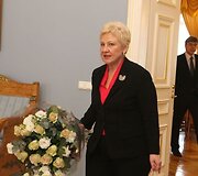 Prezidentę su 54-uoju gimtadieniu pasveikinę A.Kubilius ir I.Degutienė įteikė gėlių puok&scaron;tes bei knygą. 