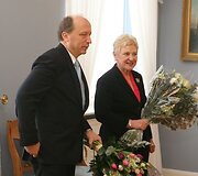 Prezidentę su 54-uoju gimtadieniu pasveikinę A.Kubilius ir I.Degutienė įteikė gėlių puok&scaron;tes bei knygą. 