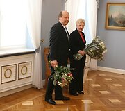 Prezidentę su 54-uoju gimtadieniu pasveikinę A.Kubilius ir I.Degutienė įteikė gėlių puok&scaron;tes bei knygą. 