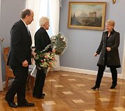 Prezidentę su 54-uoju gimtadieniu pasveikinę A.Kubilius ir I.Degutienė įteikė gėlių puok&scaron;tes bei knygą. 