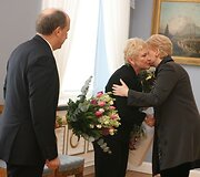 Prezidentę su 54-uoju gimtadieniu pasveikinę A.Kubilius ir I.Degutienė įteikė gėlių puok&scaron;tes bei knygą. 
