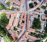 Drono žvilgsnis į žemę 90 laipsnių kampu