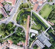 Drono žvilgsnis į žemę 90 laipsnių kampu