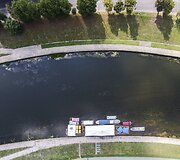 Drono žvilgsnis į žemę 90 laipsnių kampu