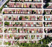 Drono žvilgsnis į žemę 90 laipsnių kampu