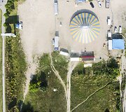 Drono žvilgsnis į žemę 90 laipsnių kampu