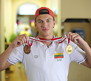 Į Vilnių grįžo pasaulio jaunimo plaukimo čempionas Andrius &Scaron;idlauskas