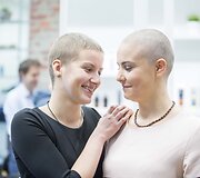 Dėl sergančių vaikų Andrius Tapinas ir Ieva Krivickaitė nusiskuto galvas plikai