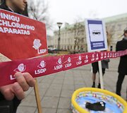Jaunieji konservatoriai po Vyriausybės langais &scaron;aipėsi i&scaron; Druskininkų skandalo