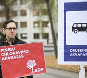Jaunieji konservatoriai po Vyriausybės langais &scaron;aipėsi i&scaron; Druskininkų skandalo