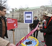 Jaunieji konservatoriai po Vyriausybės langais &scaron;aipėsi i&scaron; Druskininkų skandalo