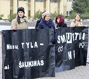 Prie Seimo vyko gatvės akcija &bdquo;Stabdykime smurtą prie&scaron; moteris&ldquo;