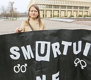 Prie Seimo vyko gatvės akcija &bdquo;Stabdykime smurtą prie&scaron; moteris&ldquo;