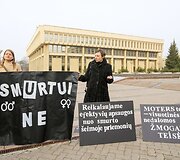 Prie Seimo vyko gatvės akcija &bdquo;Stabdykime smurtą prie&scaron; moteris&ldquo;