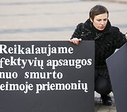 Prie Seimo vyko gatvės akcija &bdquo;Stabdykime smurtą prie&scaron; moteris&ldquo;
