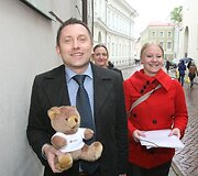 Akcijos organizatoriai prezidentūros kanceliarijoje įteikė 14,5 tūkst. para&scaron;ų.