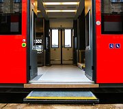 AB &bdquo;Lietuvos geležinkeliai&ldquo; pristatė naują modernų traukinį