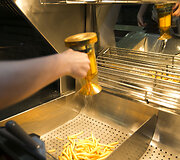 Antrą de&scaron;imtį Lietuvoje veikiantis "McDonald's" džiaugiasi kasmet augančiu pelnu ir žada naujų restoranų atidarymus