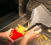 Antrą de&scaron;imtį Lietuvoje veikiantis "McDonald's" džiaugiasi kasmet augančiu pelnu ir žada naujų restoranų atidarymus