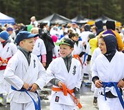 Beveik 300 vaikų ir suaugusiųjų ant Palangos oro uosto kilimo ir tūpimo tako i&scaron;laikė karatė egzaminą