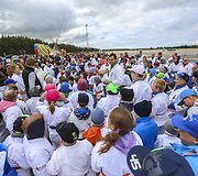 Beveik 300 vaikų ir suaugusiųjų ant Palangos oro uosto kilimo ir tūpimo tako i&scaron;laikė karatė egzaminą