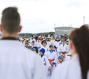 Beveik 300 vaikų ir suaugusiųjų ant Palangos oro uosto kilimo ir tūpimo tako i&scaron;laikė karatė egzaminą