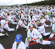 Beveik 300 vaikų ir suaugusiųjų ant Palangos oro uosto kilimo ir tūpimo tako i&scaron;laikė karatė egzaminą