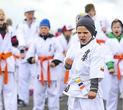Beveik 300 vaikų ir suaugusiųjų ant Palangos oro uosto kilimo ir tūpimo tako i&scaron;laikė karatė egzaminą