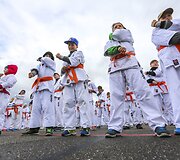 Beveik 300 vaikų ir suaugusiųjų ant Palangos oro uosto kilimo ir tūpimo tako i&scaron;laikė karatė egzaminą
