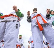 Beveik 300 vaikų ir suaugusiųjų ant Palangos oro uosto kilimo ir tūpimo tako i&scaron;laikė karatė egzaminą
